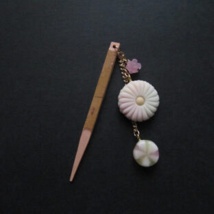 手毬菊と飴の帯飾り