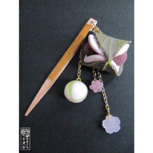 桜餅と飴と琥珀糖の帯飾り