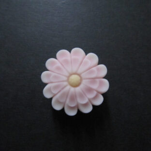 菊の帯留めピンク