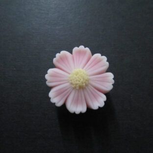 コスモスの帯留めピンク