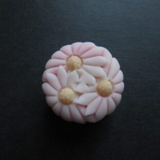 三輪はさみ菊の帯留めピンク