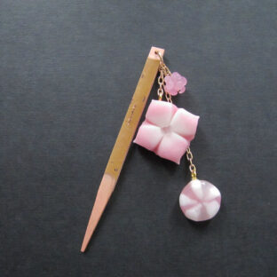 紫陽花と飴の帯飾りピンク