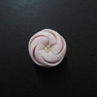 梅の帯留めピンク