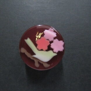 桜と鶯錦玉羹の帯留め